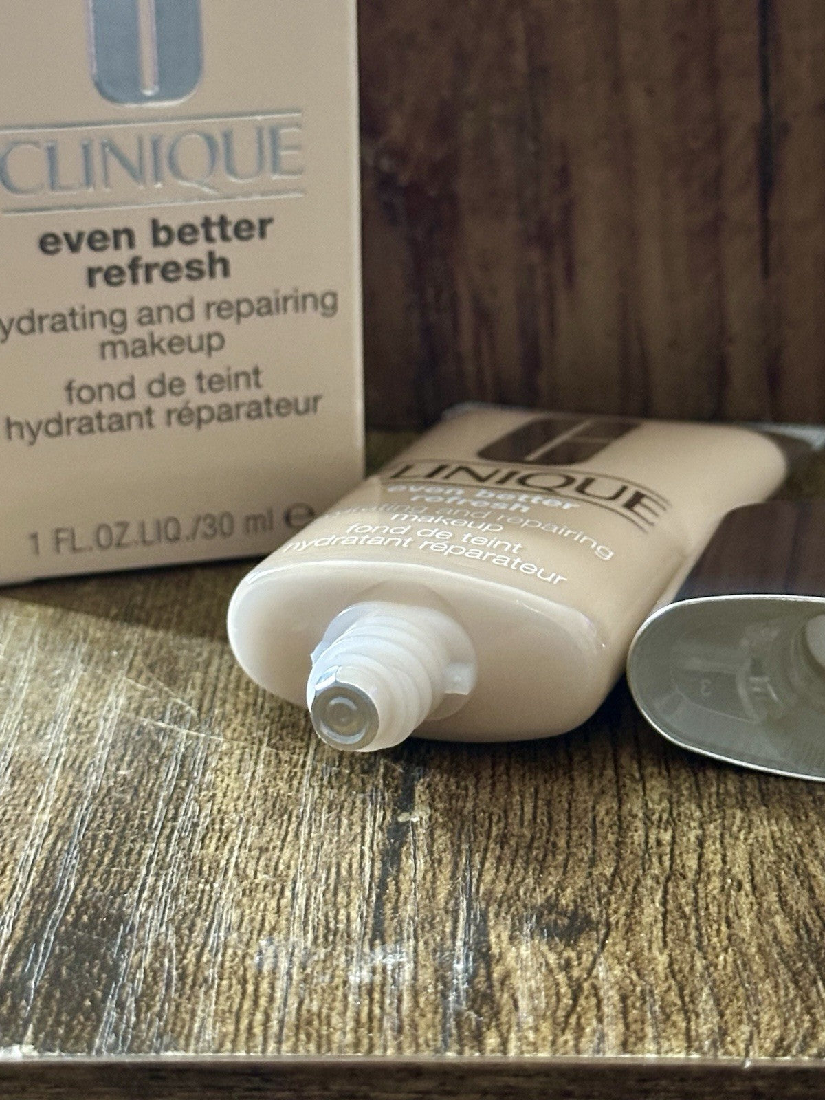 Clinique Even Better Refresh Hydrating & Repairing Face Makeup WN 04 Bone