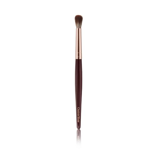 Charlotte Tilbury Eye Blender Eyeshadow Brush - Professional Blending Brush with Ultra-Soft Synthetic Bristles for Seamless Blending & Smokey Eye Diffusion - Rose Gold & Night Crimson Finish