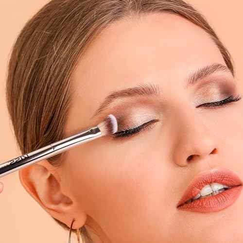 KISS NEW YORK Professional Dual Ended Eyeshadow Brush, Angled & Large Brush for Precise Shaping, Smudging Eyeshadow Application, Blending & Set Target Area
