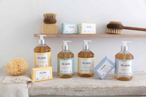 Fer à Cheval Bath Soap Bars, Gentle Perfumed Honey Almond Bar Soap for Men and Women Body Soap, Honey & Almond 125g, Pack of 2