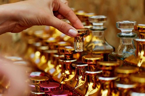 Signora Milione Perfume Oil 12 mL – Bold Fruity Floral with Raspberry Jasmine and Honey. Alcohol Free Long Lasting Oil, Compliment Magnet