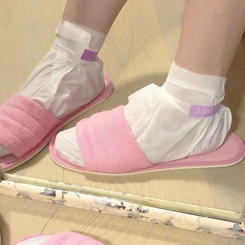 Toi:L Extra Silky Foot Mask 5 Pairs, Post-Peeling Foot Care Treatment, Moisturizing Socks with Guerande Salt & Sweet Almond Oil for Dry Feet, Cracked Heels, and Callus, Stocking Stuffer