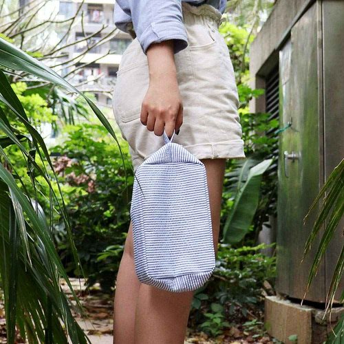 Seersucker Cosmetic Bag, Large Makeup Pouch Travel Toiletry Case with Zipper Closure Seersucker Cosmetic Organizer for Women Girls