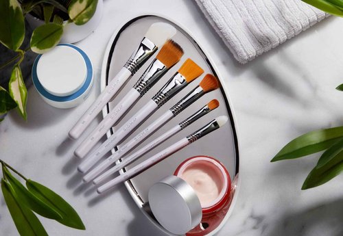 Sigma Beauty S02 Spatula Skincare Brush – Silicone Skincare Tool for Applying Skincare Products to Face and Skin, Face Mask Brush Applicator for Creams, Serums, and Masks (1 Pc)