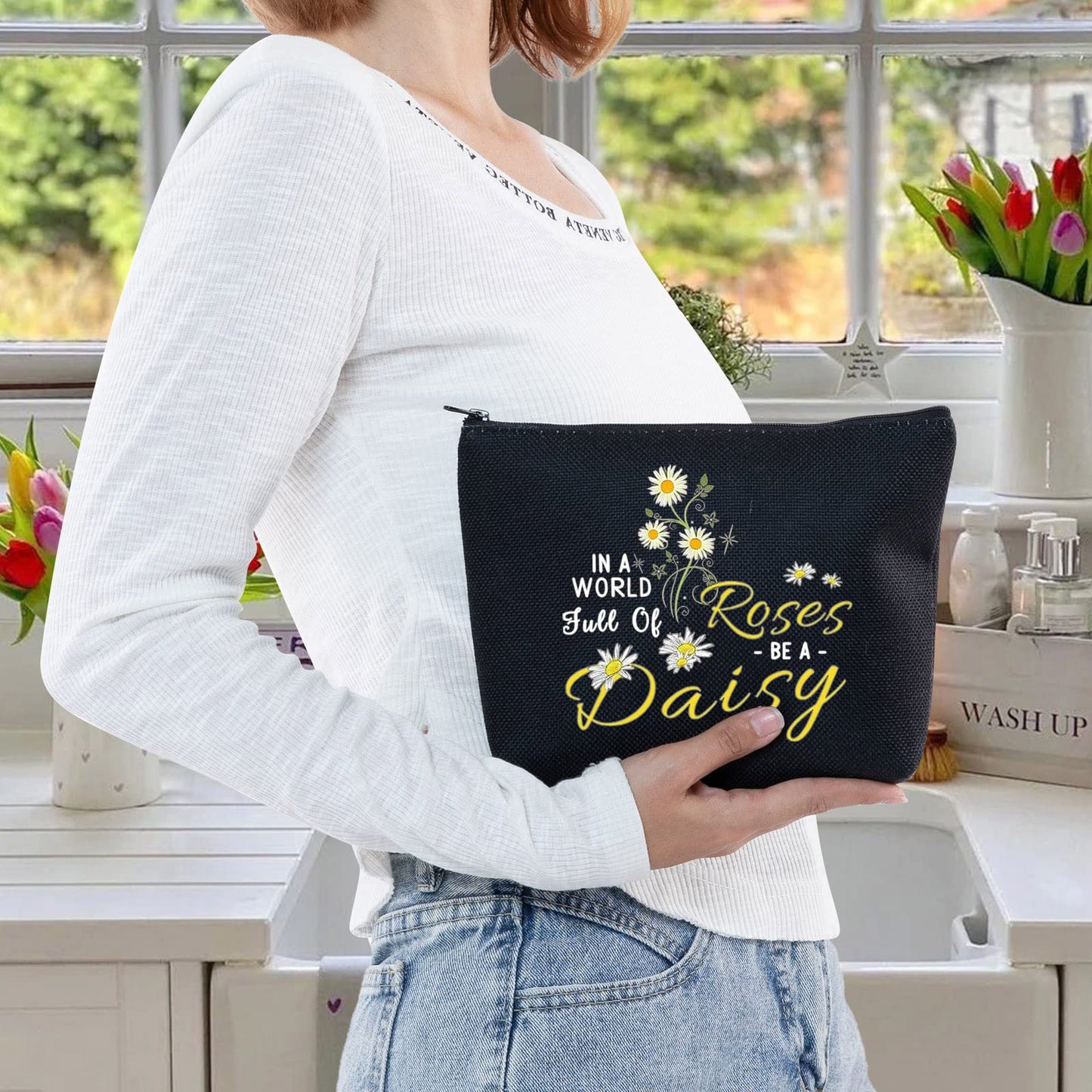 LEVLO Daisy Flower Cosmetic Bag Daisy Lover Gift In A World Full Of Roses Be A Daisy Makeup Zipper Pouch Bag (Be A Daisy Black)