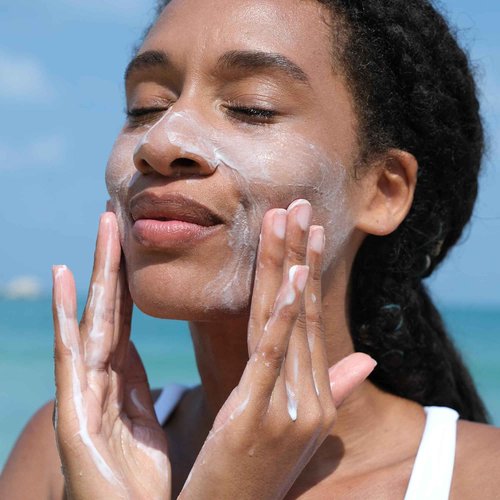 FRÉ Gentle Facial Cleanser – Creamy 3-in-1 cleanser, Exfoliates, hydrates, purifies, Prevent breakouts/blemishes, Vegan, cruelty-free, hypoallergenic, non-comedogenic