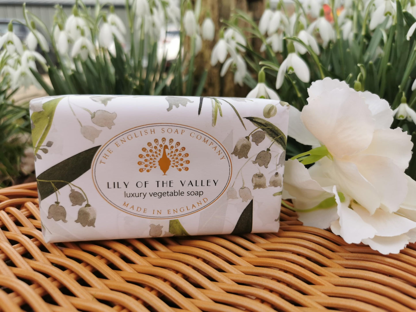 The English Soap Company Vintage Wrapped Soap Bar, Luxury Lily Shea Butter Soap Bar, Moisturising Soap Bar for Face and Body, Lily of the Valley Scent 190g