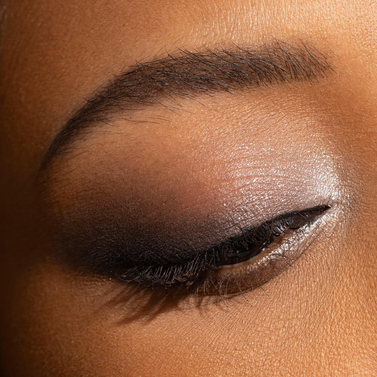 Hypoallergenic Eyeshadow Palette with 6 Shimmer Smoky Shades - Long-Wear Makeup