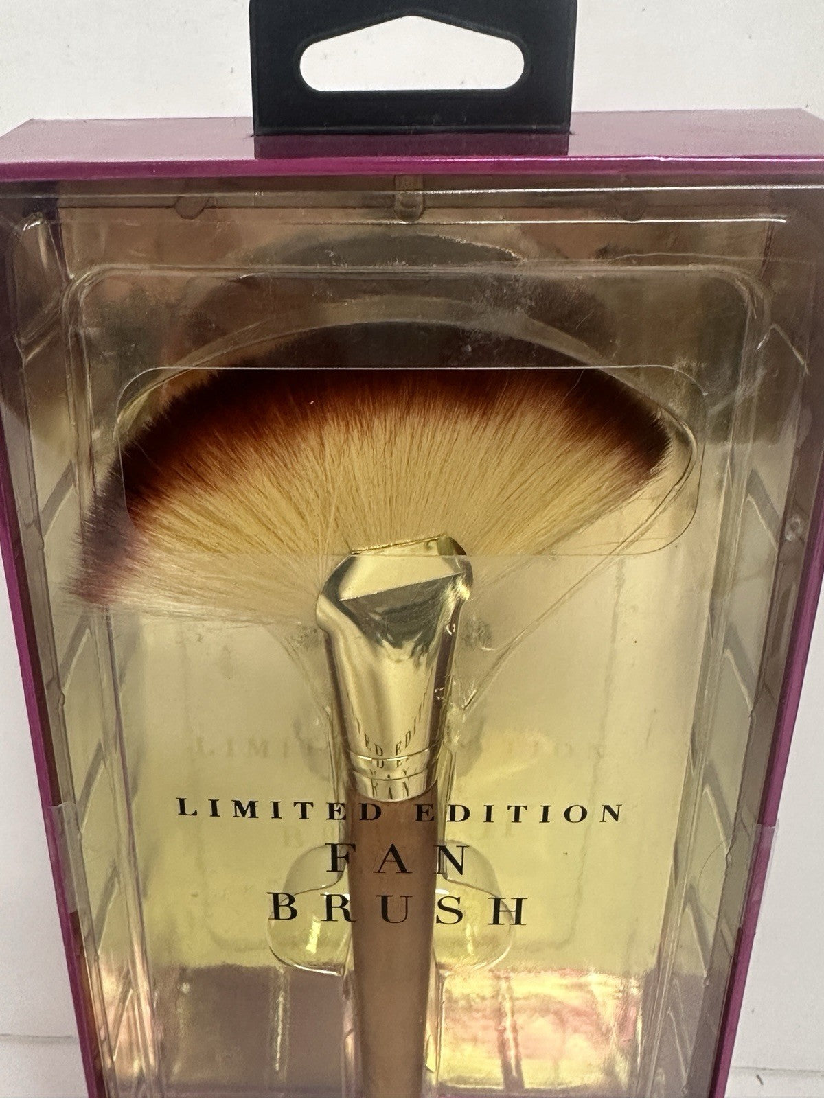 Fan Brush Makeup Brush Plush 5.5" Wooden Handle NIB