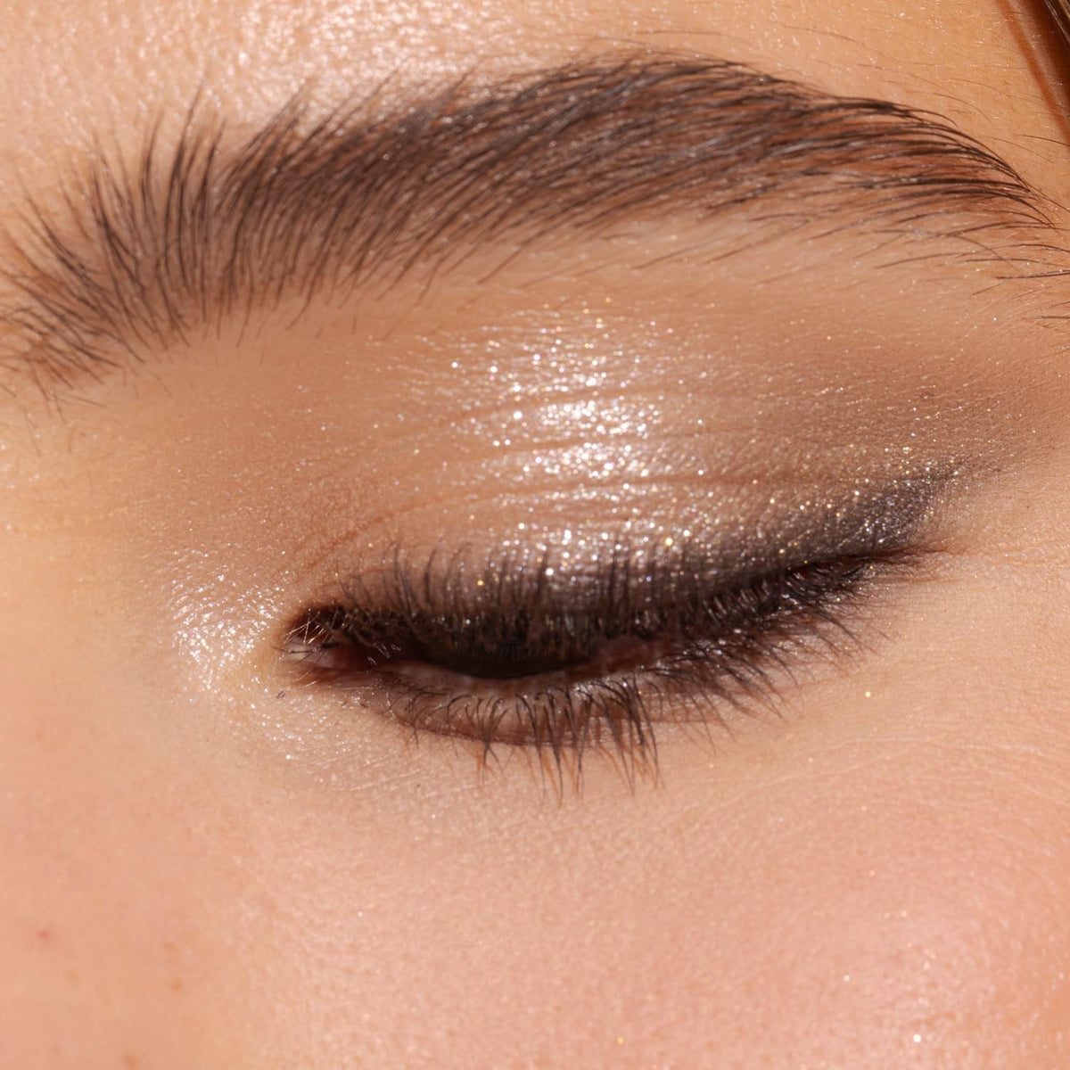 Hypoallergenic Eyeshadow Palette with Reflective Shimmer - 6 Colors Long Wear