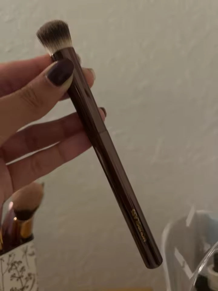 Seamless Finish Concealer Brush - Makeup & Cosmetic Tool for Flawless Skin
