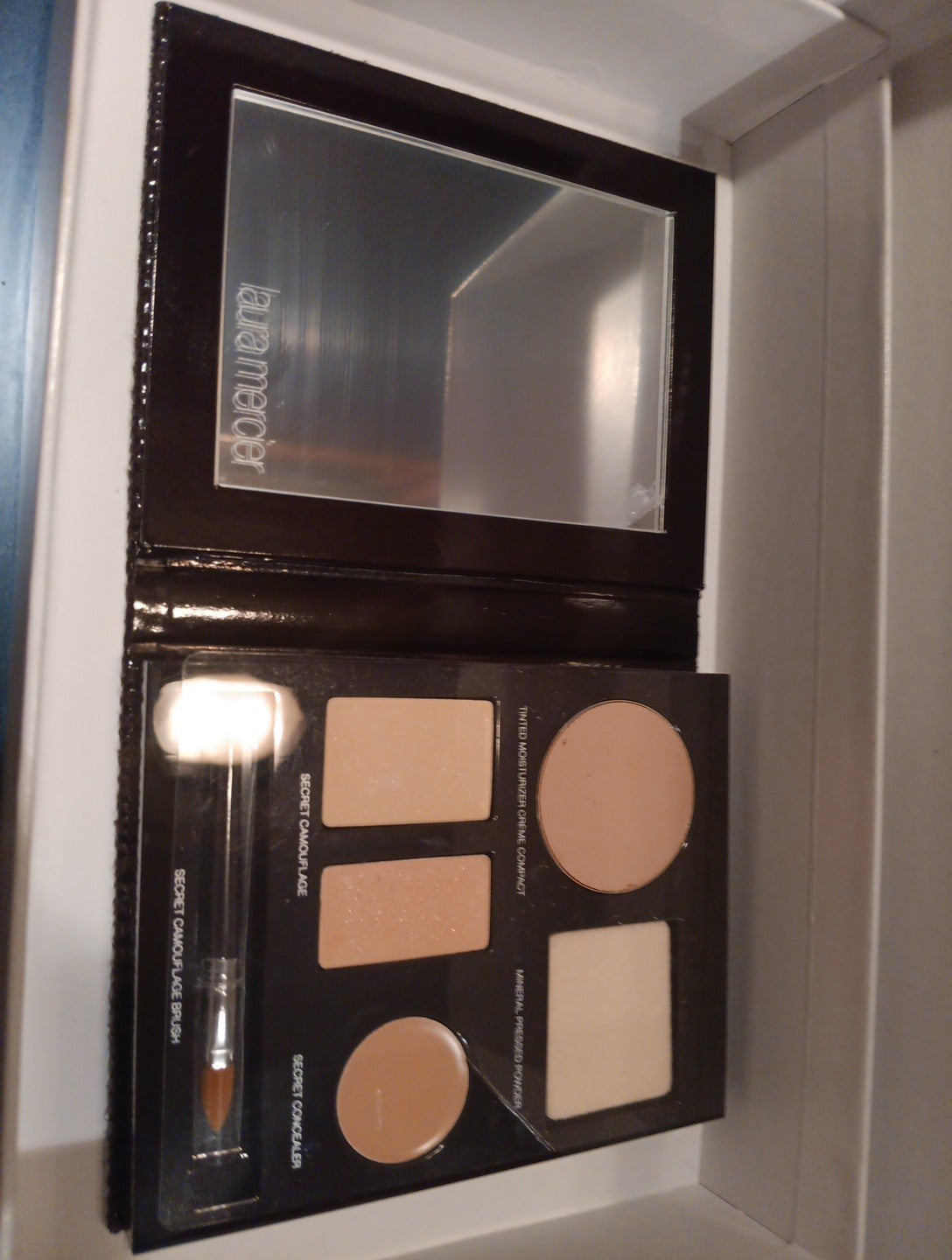 Laura Mercier Flawless Face Compact Nude Makeup Pallet - Portable