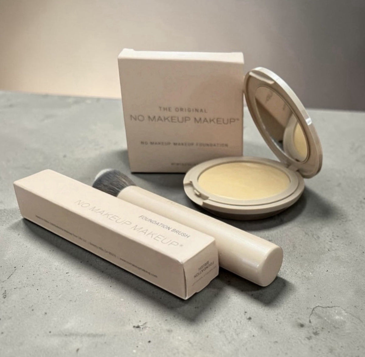 No Makeup Foundation & Brush Set - Damaged Compact Fair Shade