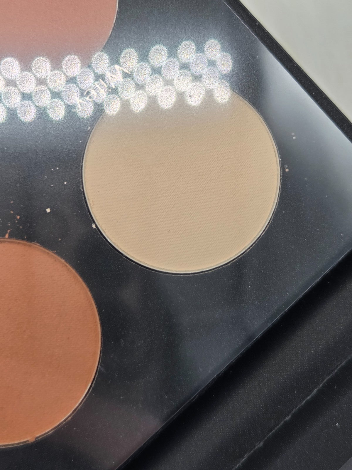 Neutral Eyeshadow Palette - 9 Matte & Shimmer Shades for Natural Looks