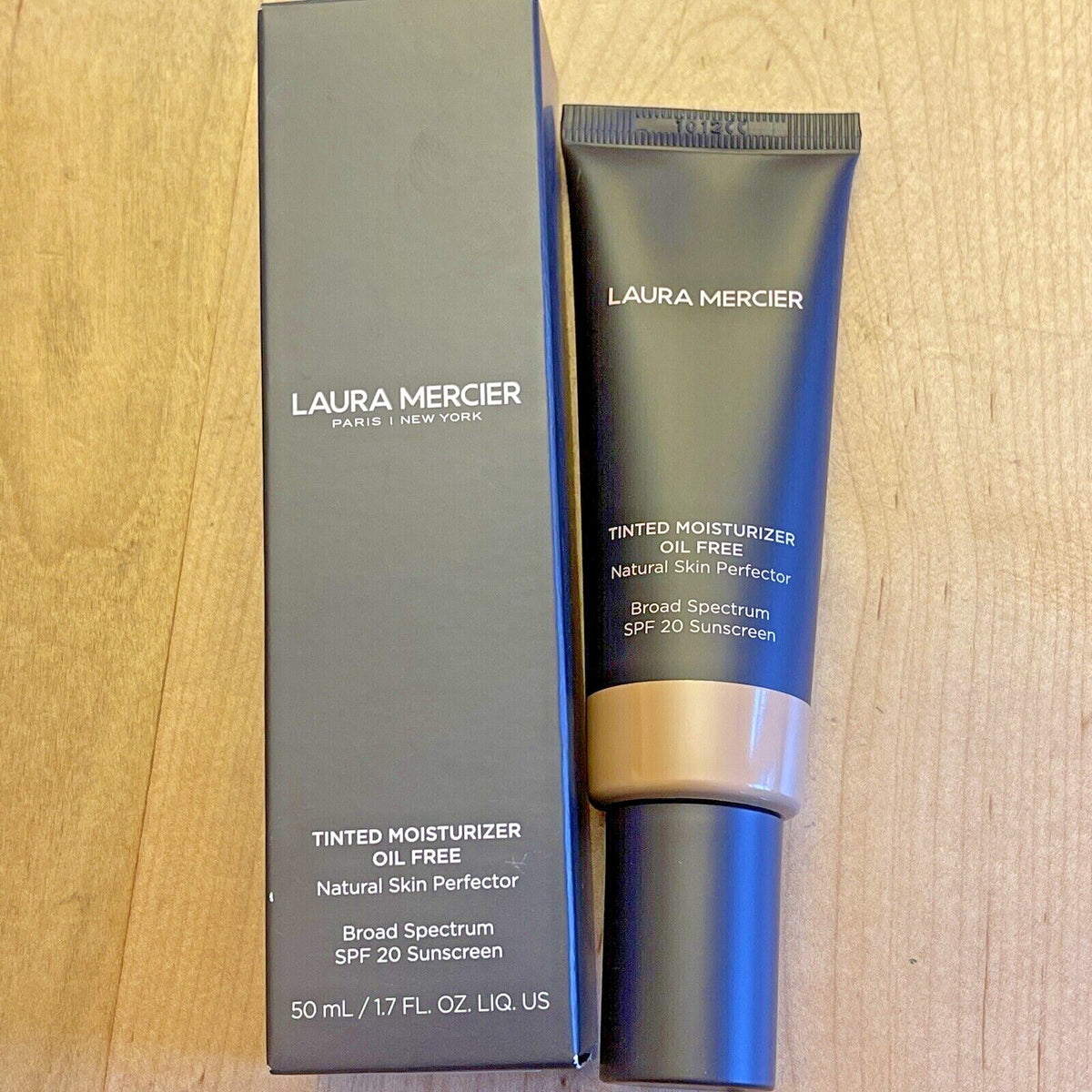 Oil-Free Tinted Moisturizer SPF20 Natural Skin Perfector - Cacao 6C1