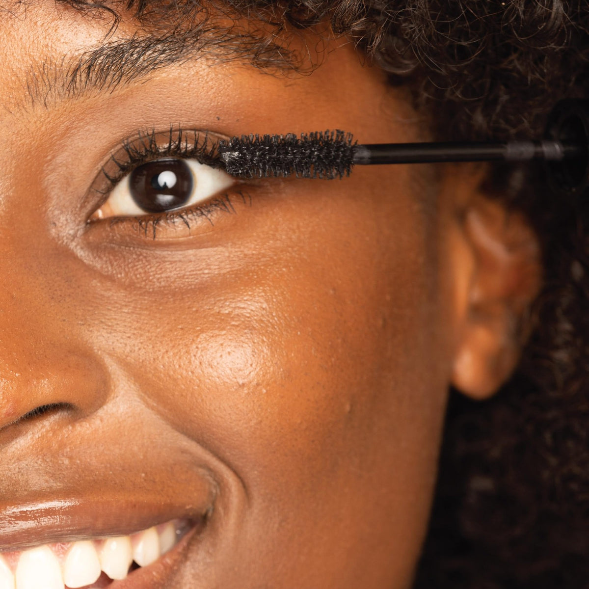 Volumizing Waterproof Mascara with Nourishing Oils - 12ml