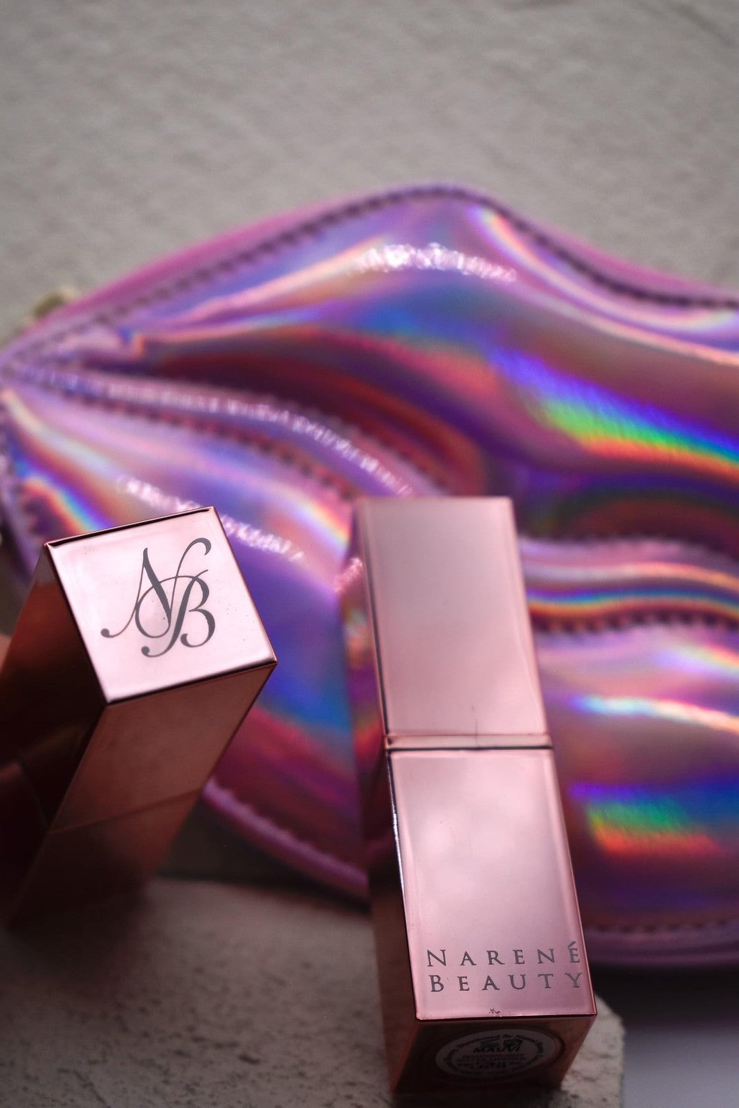 Holographic Lip-Shaped Cosmetic Bag with Chain - Pink Iridescent