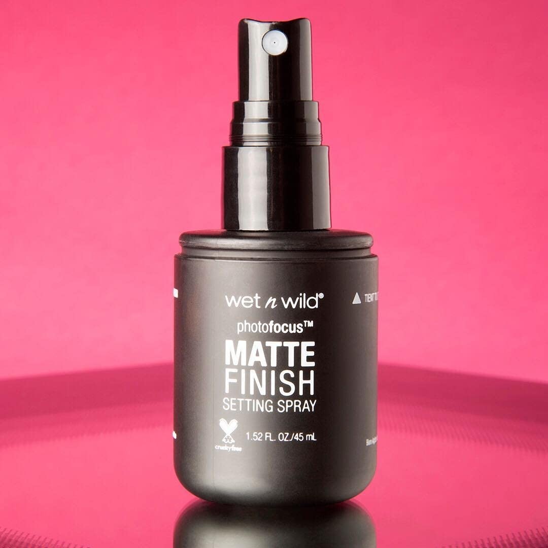 All-Day Matte Setting Spray with Aloe Vera for Flawless Makeup Finish