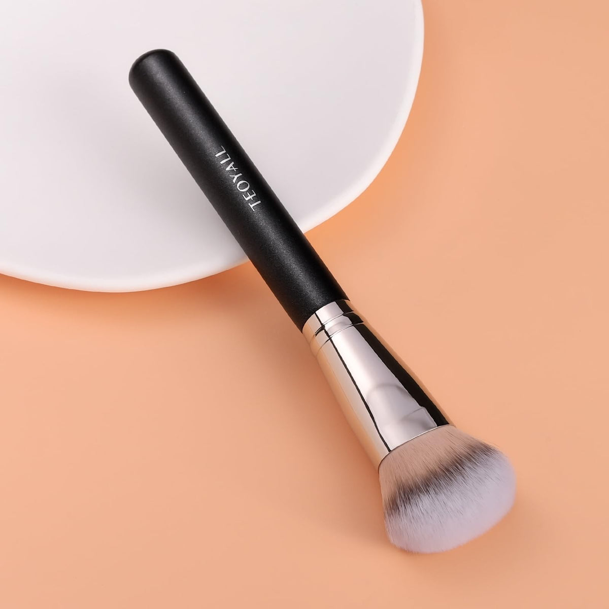 Domed Foundation Brush for Flawless Makeup Blending - Soft Synthetic Bristles