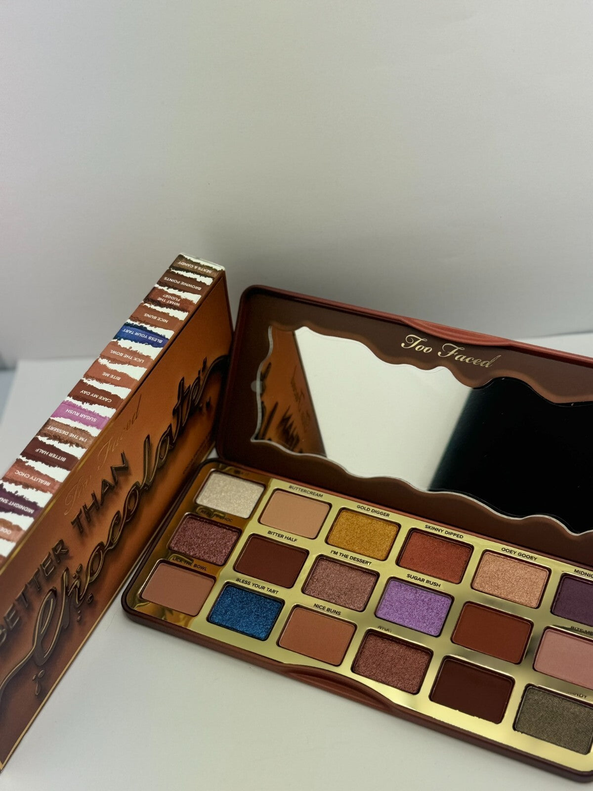 Eyeshadow Palette with 18 Rich Shades - Warm Neutrals & Metallics