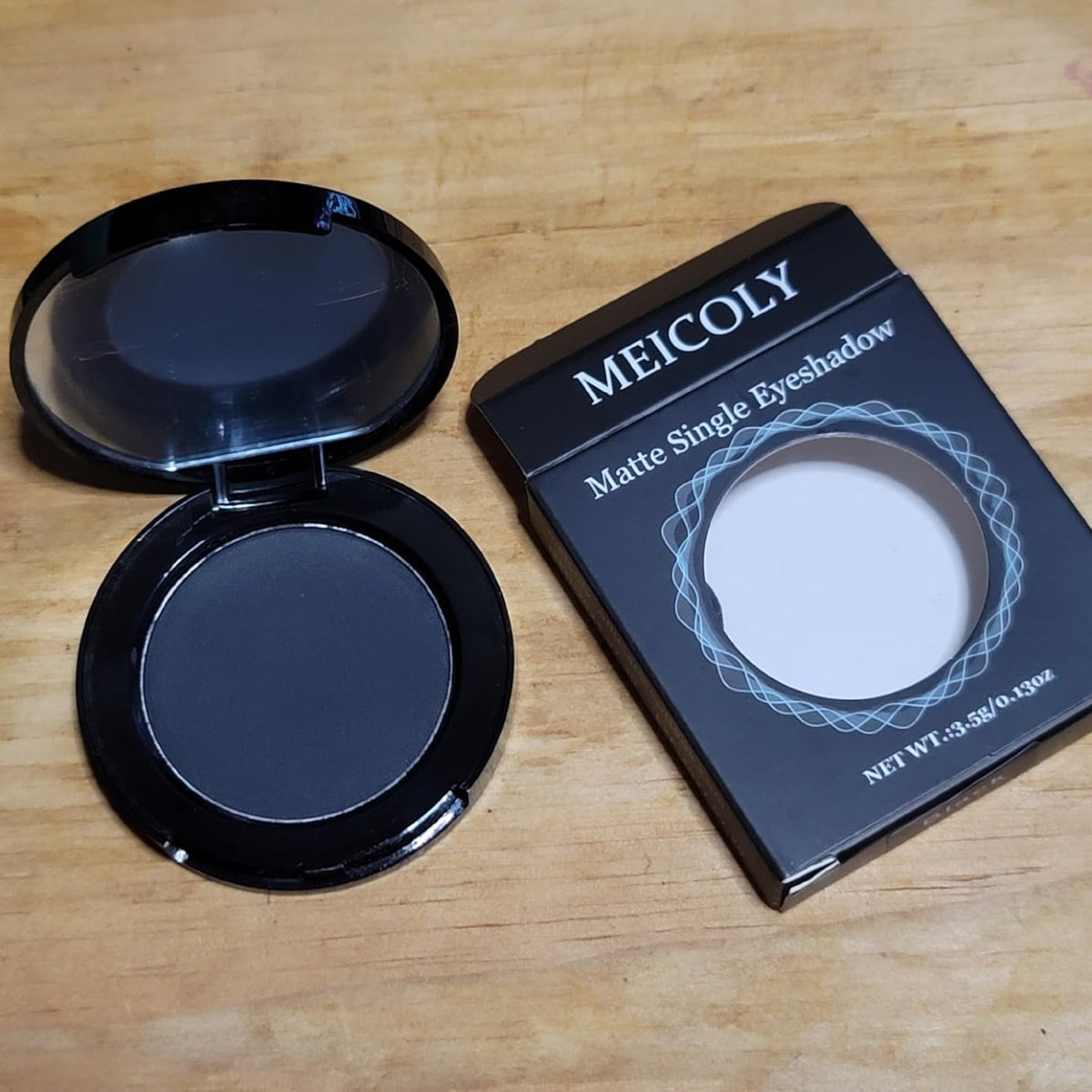 Matte Black Eyeshadow Single Compact with Mirror – Long-Lasting Finish