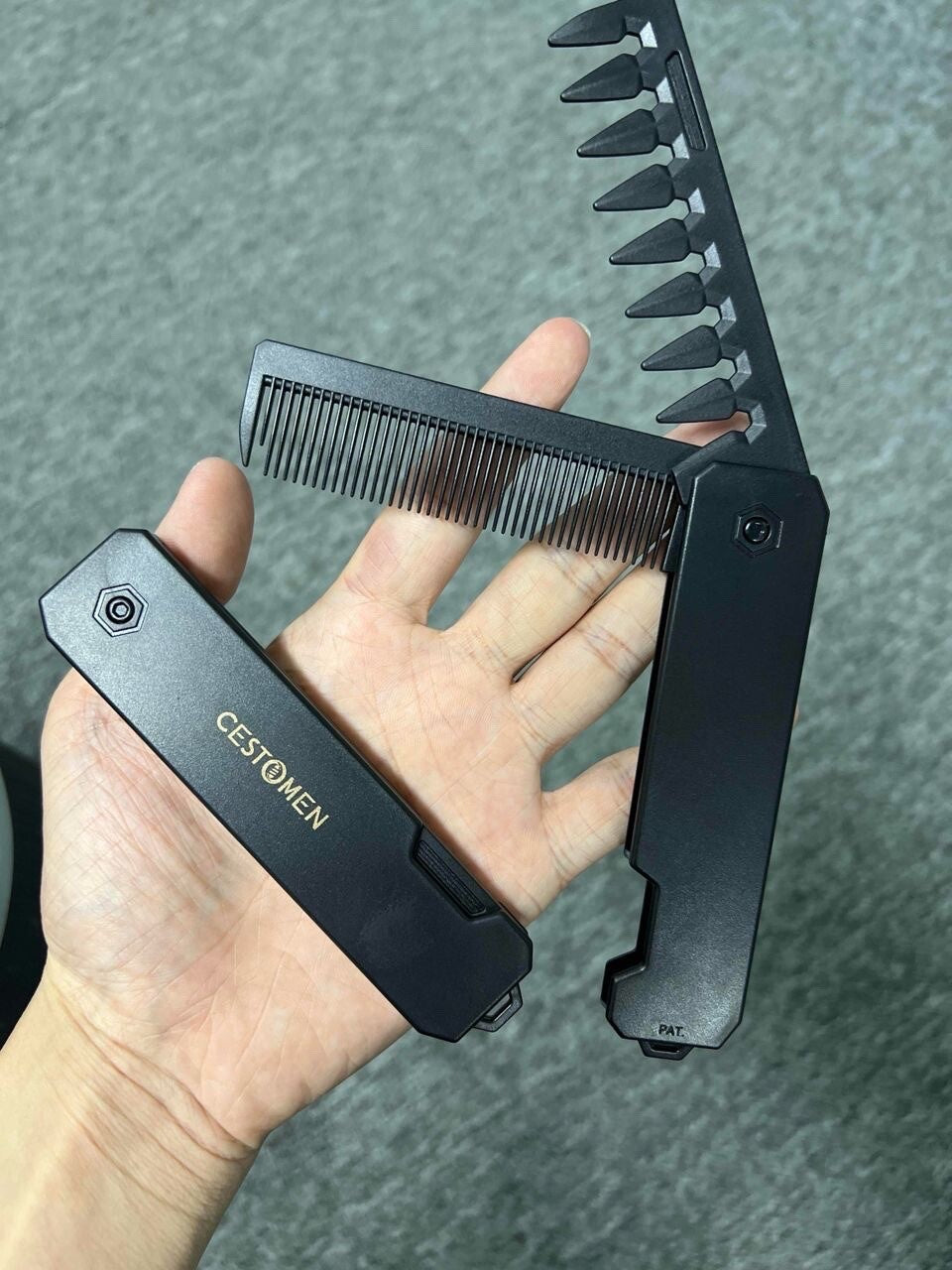 2-in-1 Foldable Anti-Static Beard and Hair Travel Comb - Durable Pocket Brush