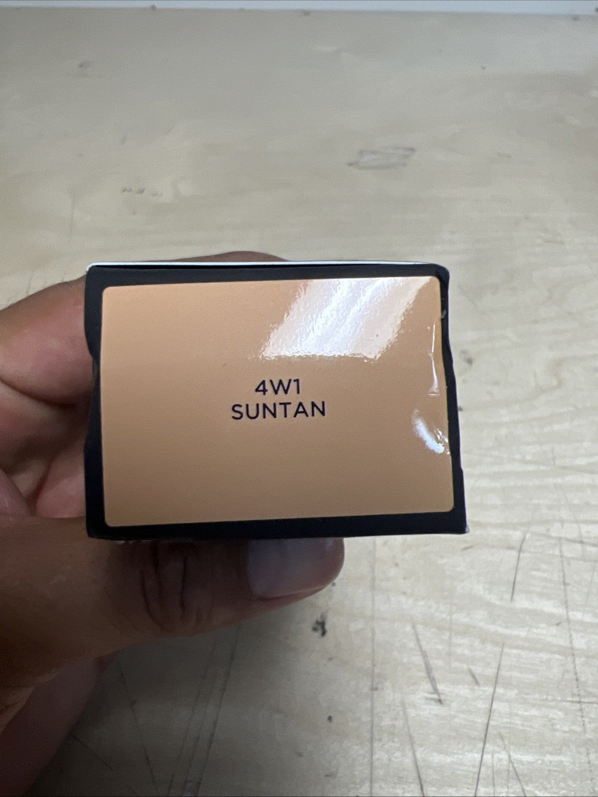 Weightless Liquid Foundation Suntan 4W1 - Flawless Face Makeup