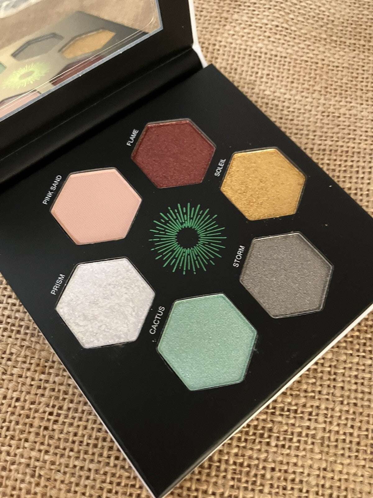 Pressed Eyeshadow Palette with 6 Pigmented Shades - Mirrored Compact
