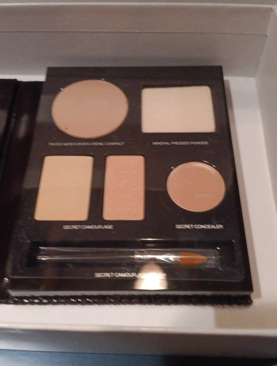 Laura Mercier Flawless Face Compact Nude Makeup Pallet - Portable