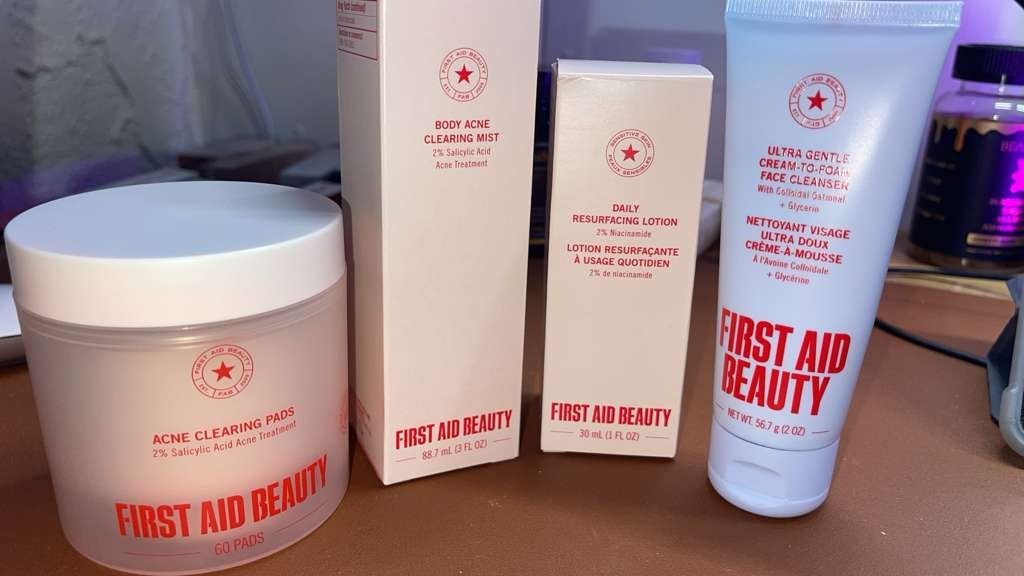 Acne Treatment Set with Pads, Lotion, Cleanser & Mist - Clear Skin Routine