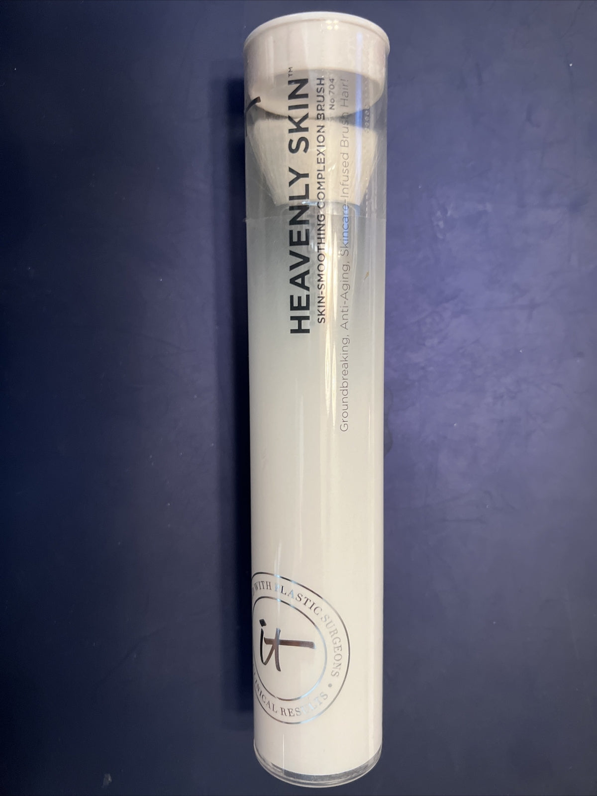 It Cosmetics Heavenly Skin #704 Skin-Smoothing Complexion Brush – Full Size