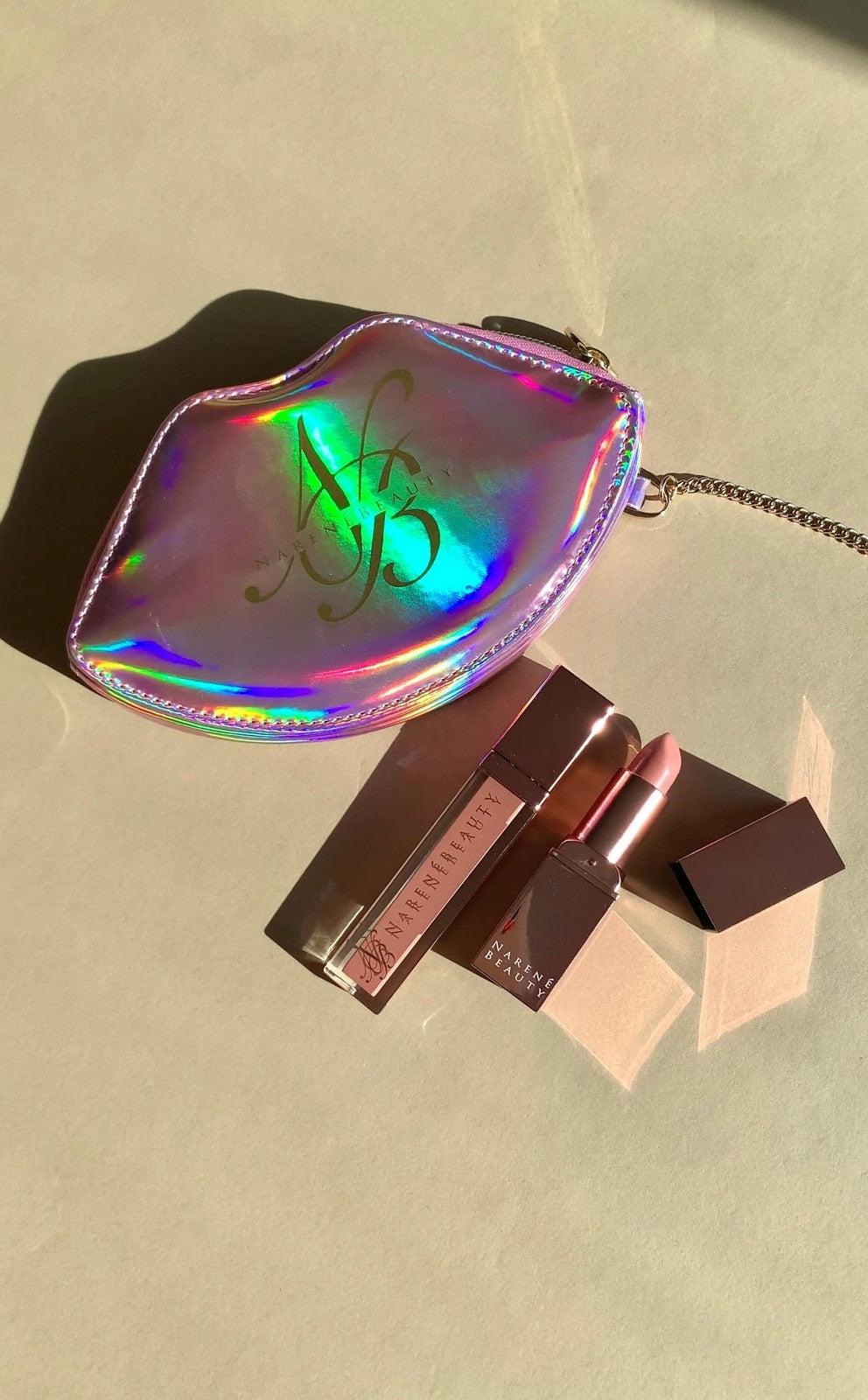 Holographic Lip-Shaped Cosmetic Bag with Chain - Pink Iridescent