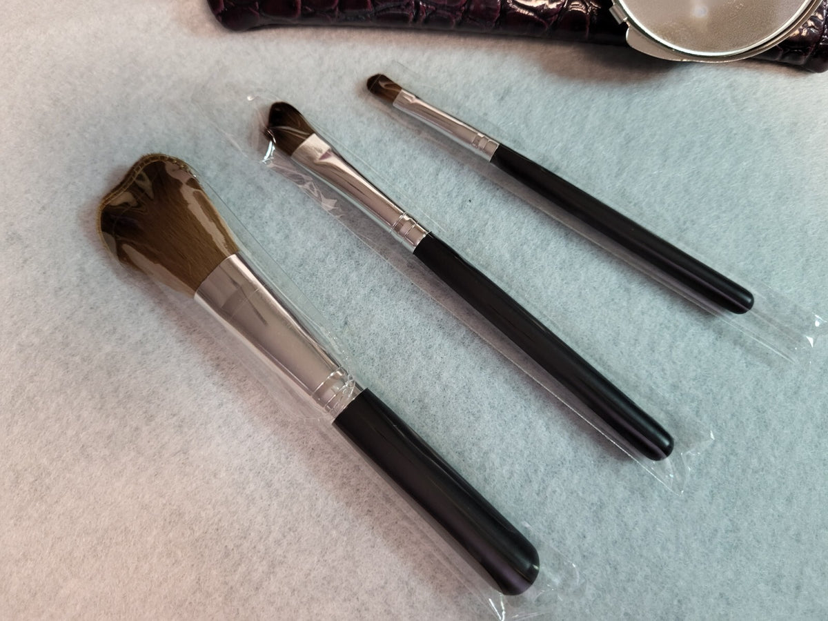 Travel Makeup Brush Set with Compact Mirror in Faux Leather Bag