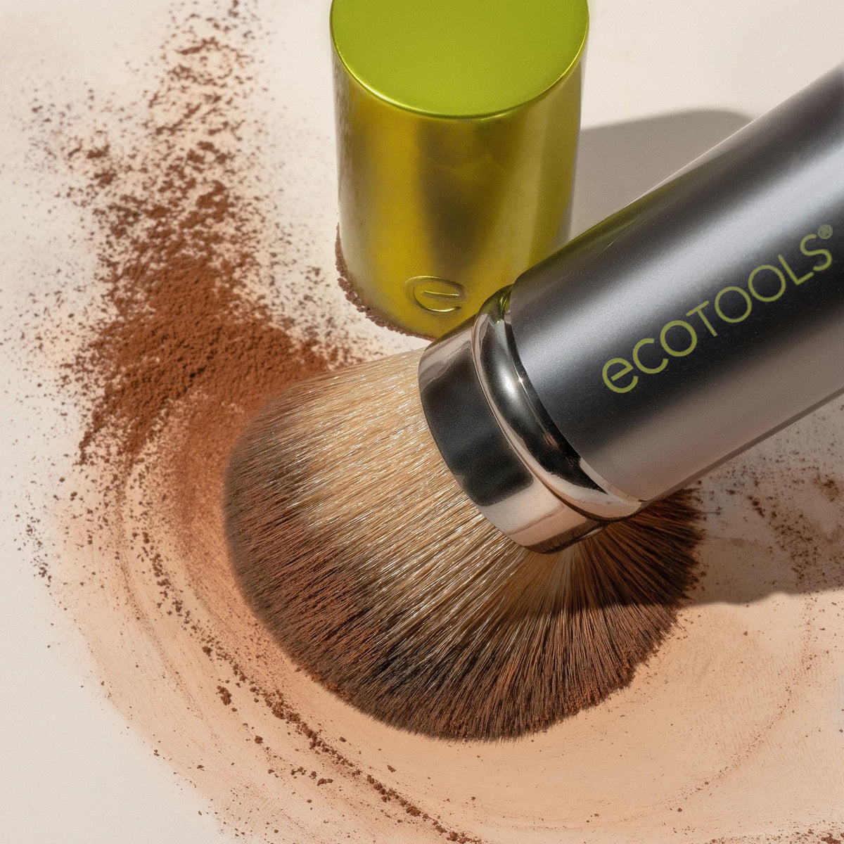 Retractable Kabuki Makeup Brush - Travel-Friendly, Eco-Friendly & Vegan