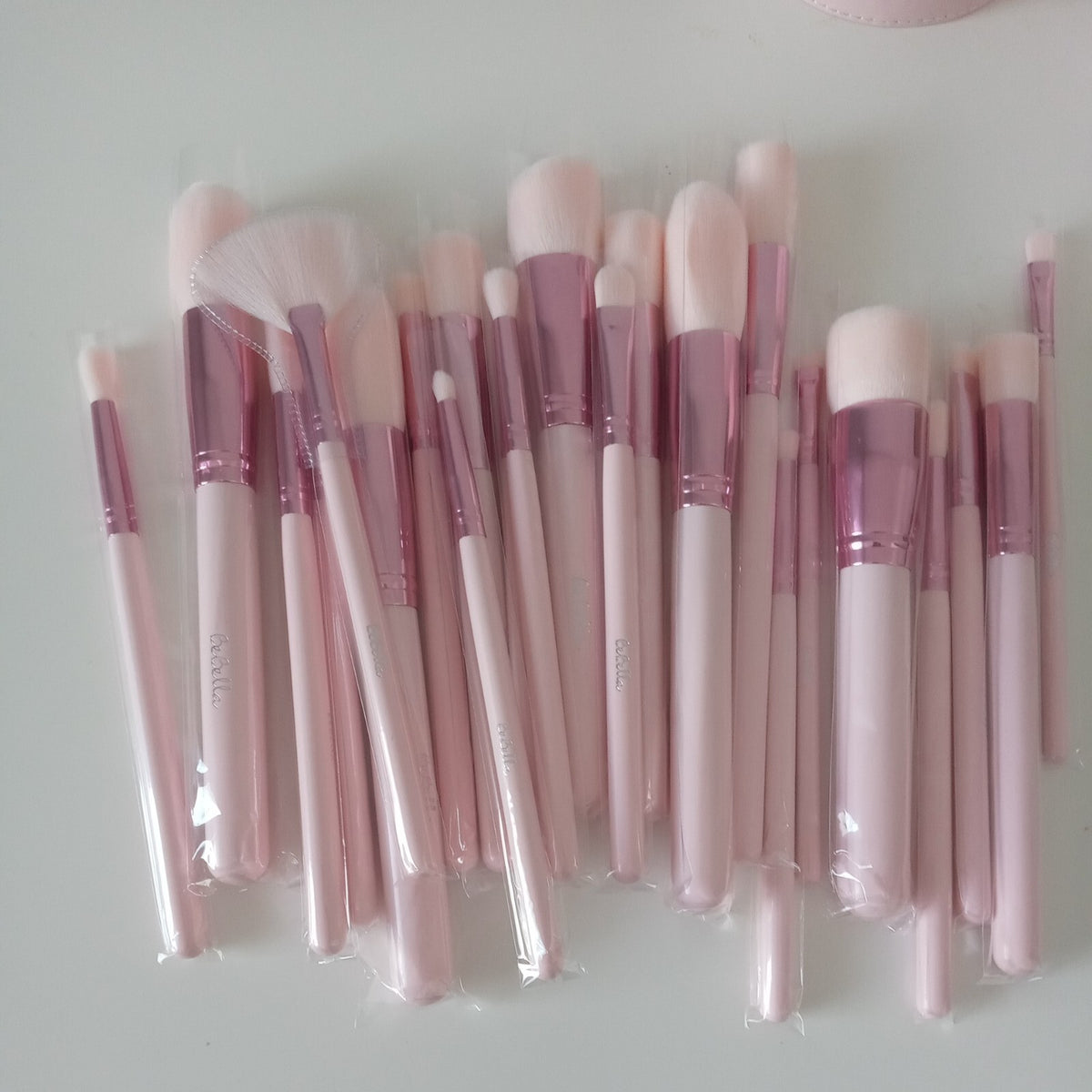 BeBella Take Me To Malibu 24-Piece Makeup Brush Set in Case - Pastel Pink