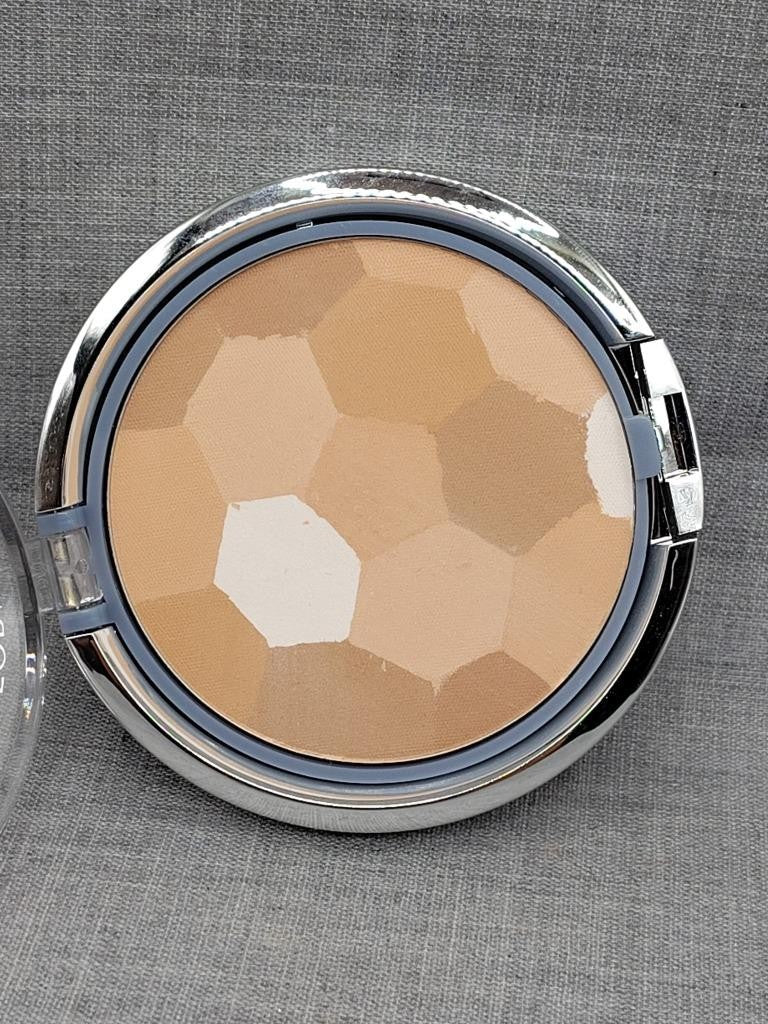 Multi-Colored Pressed Face Powder Palette for Complexion Perfecting