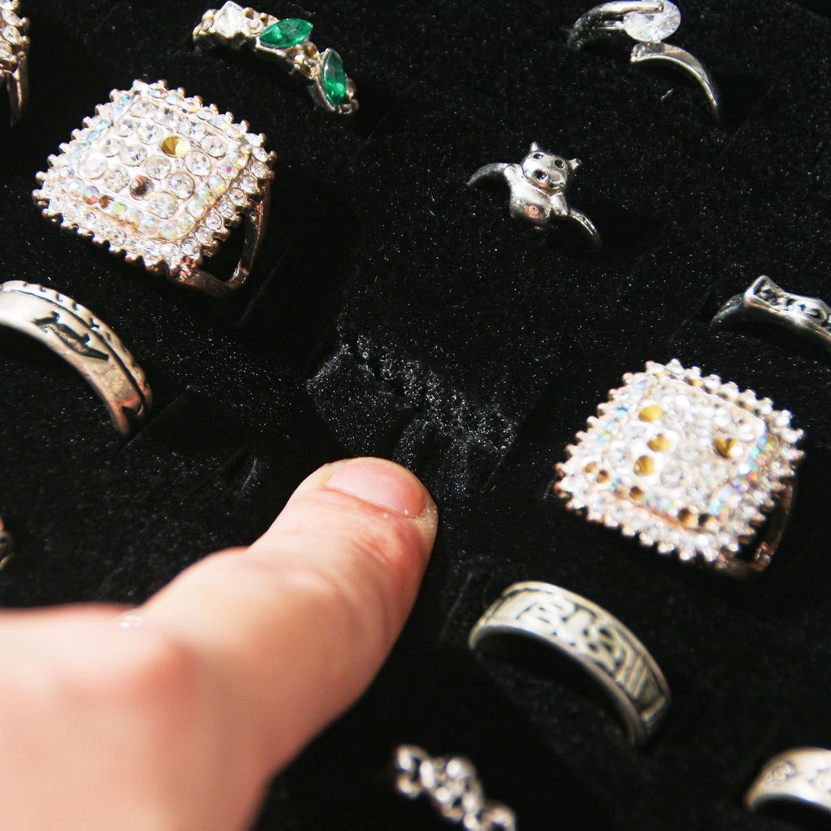 Jewelry Ring Organizer Box with 30 Slots, Clear Glass Lid, Portable Black Velvet Storage