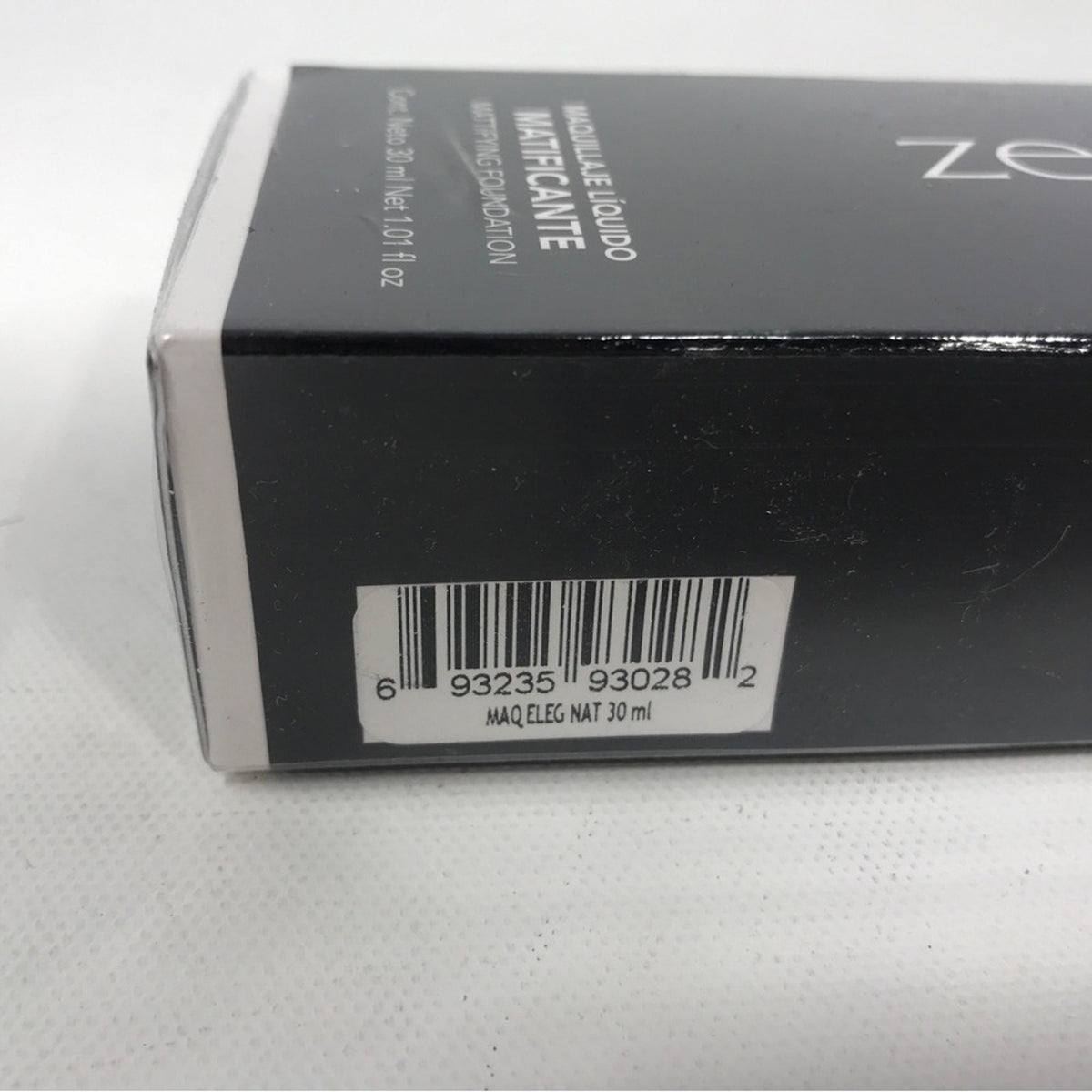 Mattifying Foundation 30ml - Natural Color, Oil Control, Pore Minimizer