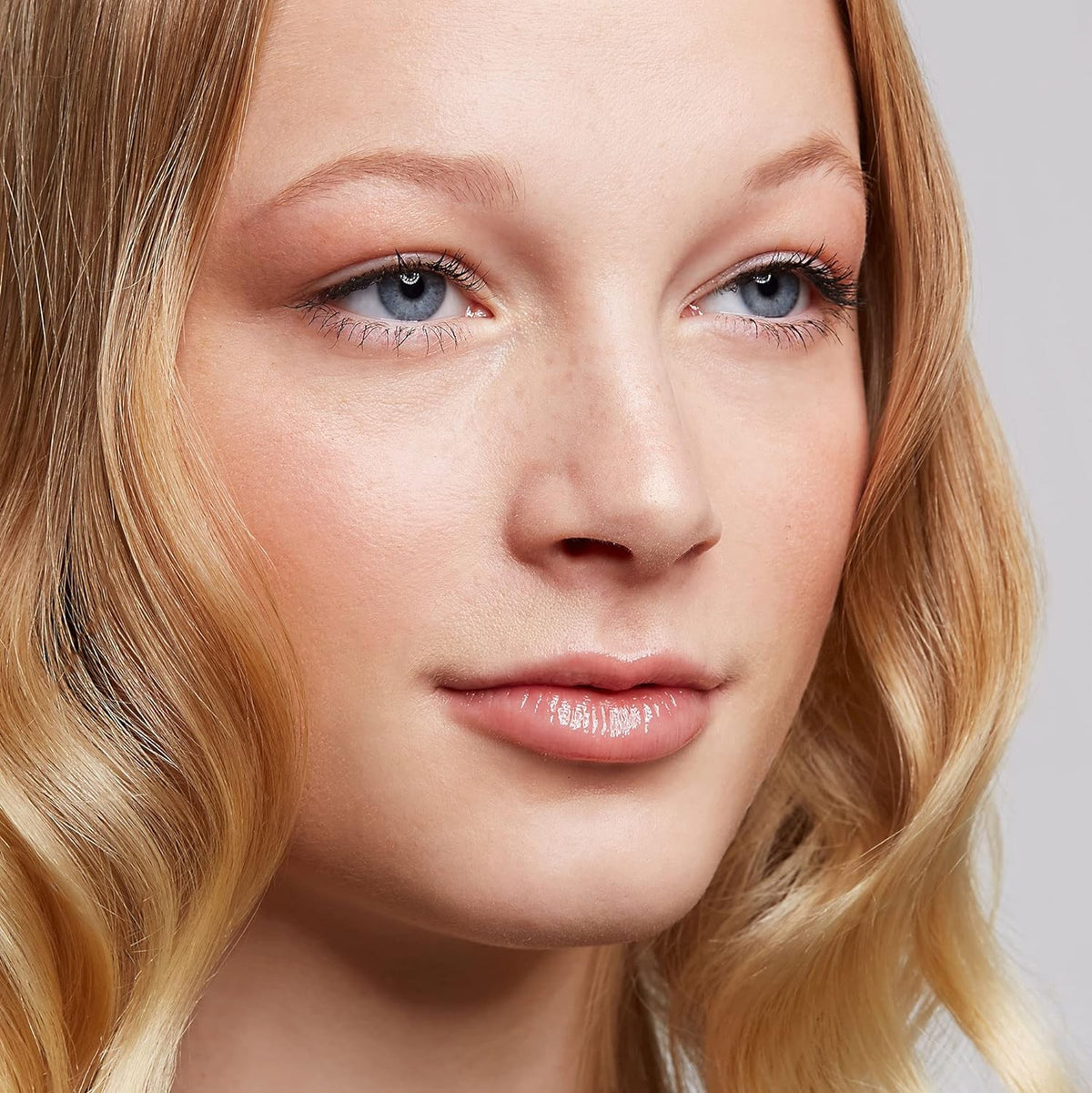 Volumizing Smudge-Proof Tubing Mascara for Defined Lashes - Vegan & Cruelty-Free