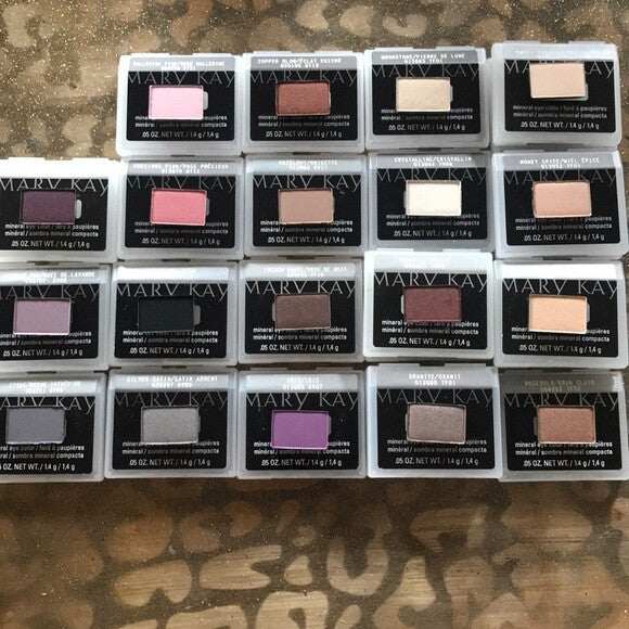 Colorful Eye Shadow Palette - Customizable Shades for Creative Makeup