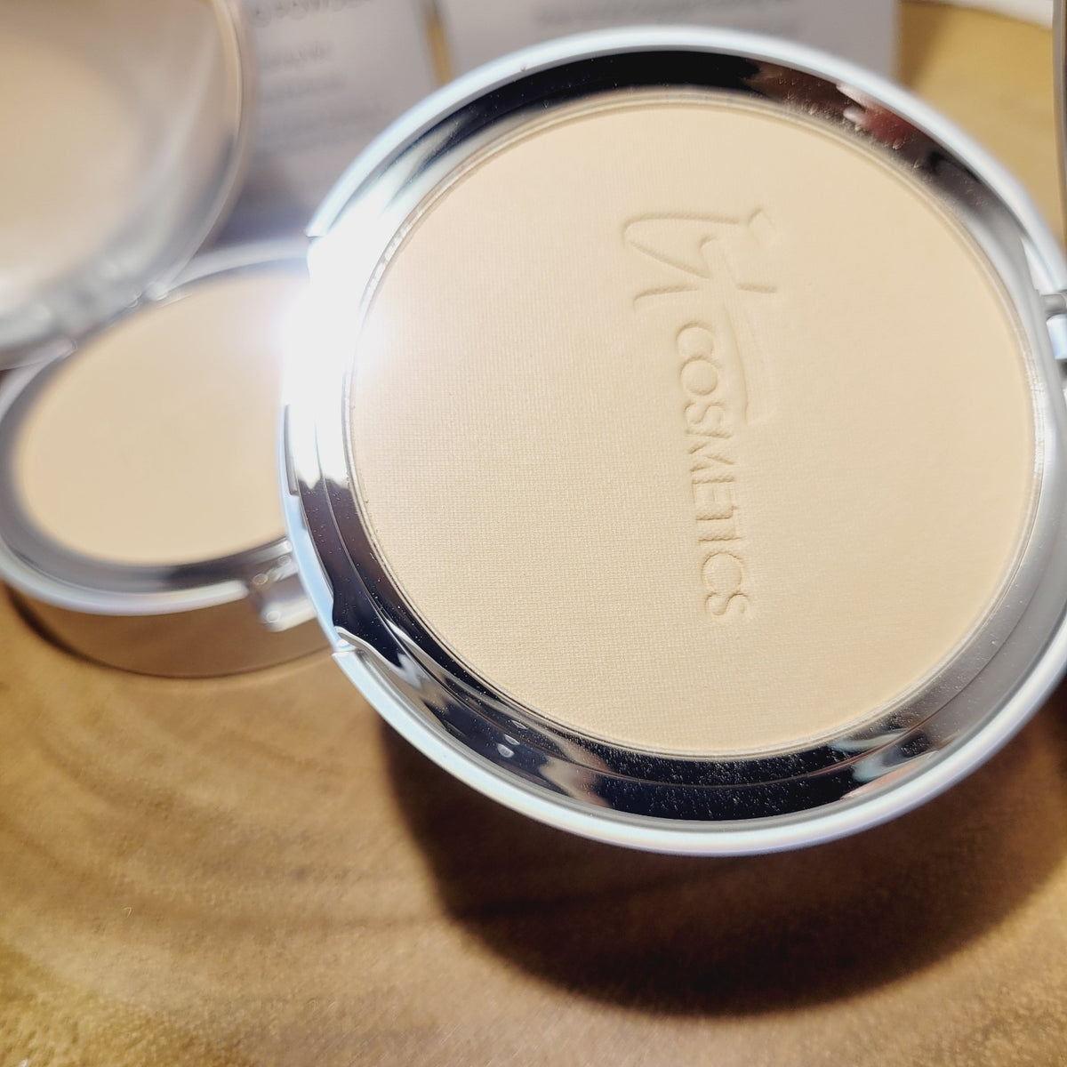 it Cosmetics CC+ Airbrush Perfecting Powder Light - Sheer to Full Coverage
