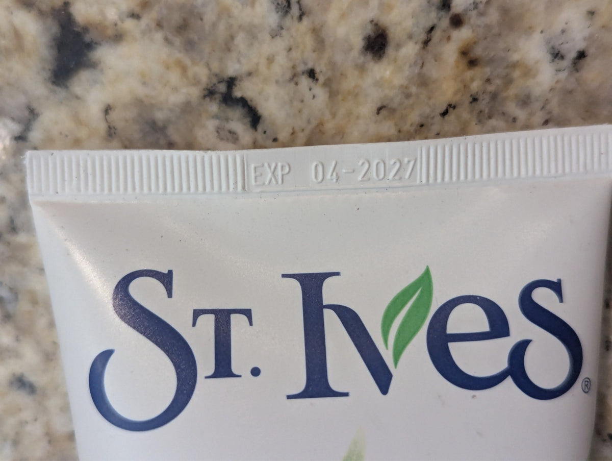 St. Ives BHA Exfoliant Blackhead Acne Face Scrub Green Tea Bamboo 6oz